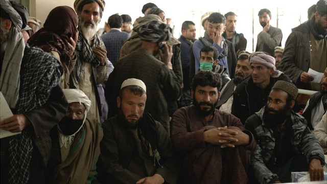 Bangsal rumah sakit kanker di Kabul penuh sesak. Ini adalah satu dari tiga pusat perawatan kanker yang masih beroperasi.