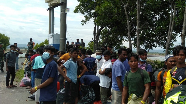 Pengungsi Rohingya di Bireuen meninggalkan Desa Alue Buya Pasie. Foto: Dok. Yayasan Geutanyoe 
