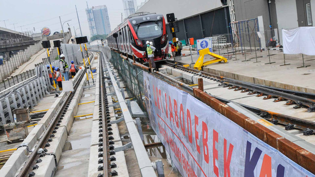 Sejumlah pekerja menyelesaikan proyek pembangunan Depo LRT (Light Rail Transit) Jabodebek di Jatimulya, Kabupaten Bekasi, Jawa Barat, Jumat (1/4/2022). Foto: Fakhri Hermansyah/Antara Foto