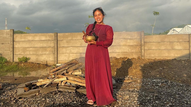 Rara Istiati Wulandari pawang hujan. Foto: Instagram/@rara_cahayatarotindigo