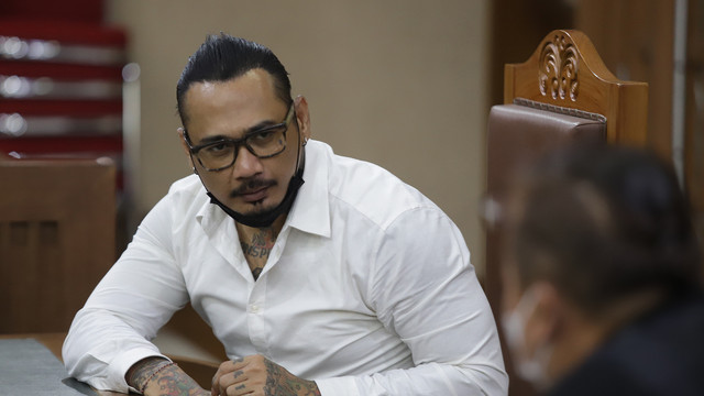 Terdakwa Jerinx SID saat menjalani sidang vonis di Pengadilan Negeri Jakarta Pusat, Kamis, (24/2). Foto: Agus Apriyanto