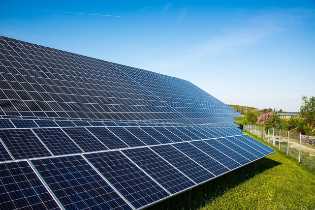 Ilustrasi PLTS Off Grid. Sumber : blickpixel, pixabay.com