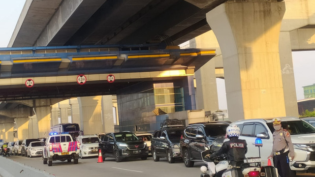 Situasi arus balik Lebaran di Tol Jakarta-Cikampek arah Jakarta sore hari, Minggu (8/5/2022). Foto: Travoy Jasa Marga