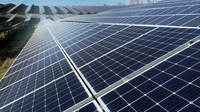 Panel Surya (Sumber : Shutterstock)