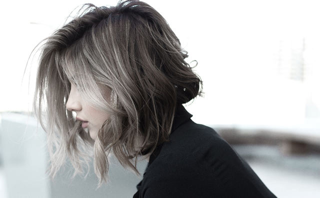 Model Rambut Pendek Ikal Tipis. Foto: unsplash