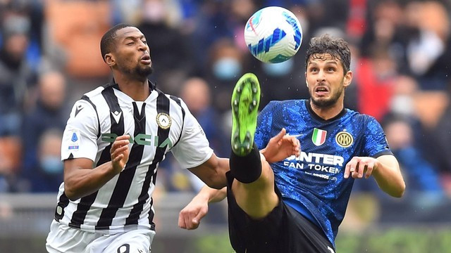 Pemain Inter Milan Andrea Ranocchia duel dengan pemain Udinese Beto di San Siro, Milan, Italia, Minggu (31/10/2021). Foto: Daniele Mascolo/Reuters