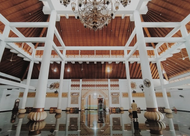 Ilustrasi sholat tahajud dan witir di masjid. Foto: Unsplash