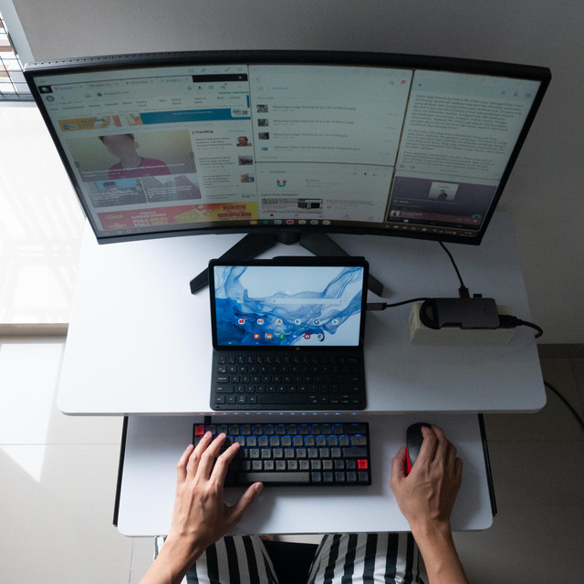 Samsung Galaxy Tab S8 dapat memberi pengalaman bekerja rasa PC Windows berkat fitur Samsung DeX. Foto: Kevin S. Kurnianto/kumparan