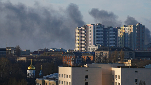 Kondisi apartemen di Kiev, Ukraina setelah diserang oleh militer Rusia pada (25/2). Foto: Gleb Garanich/REUTERS