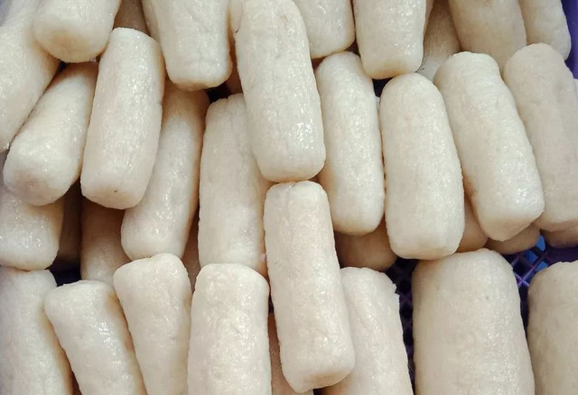 Pempek lenjer khas Palembang. Foto: Instagram.com