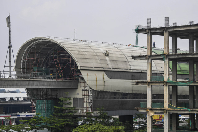 Pekerja menyelesaikan proyek infrastruktur stasiun LRT City Jatibening, di Bekasi, Jawa Barat, Kamis (10/3/2022). Foto: Galih Pradipta/ANTARA FOTO