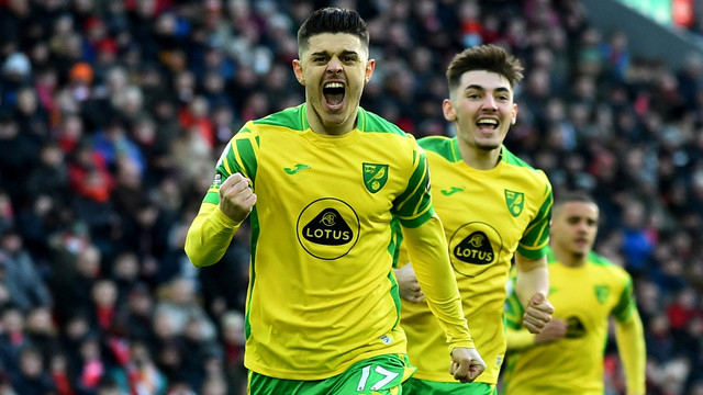 Pemain Norwich City Milot Rashica merayakan gol pertama mereka saat hadapi Liverpool di Stadion Anfield, Liverpool, Inggris, Sabtu (19/2/2022). Foto: Peter Powell/REUTERS