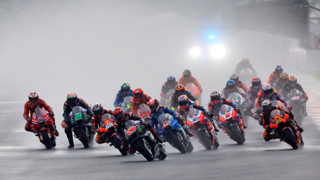 Suasana saat start MotoGP di Sirkuit Internasional Mandalika, Minggu (20/3/2022). Foto: Willy Kurniawan/Reuters