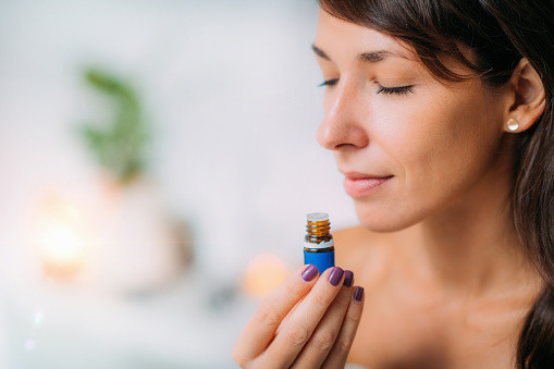 llustrasi menghirup minyak kayu putih saat puasa. Foto. dok. microgen (Unsplash.com)