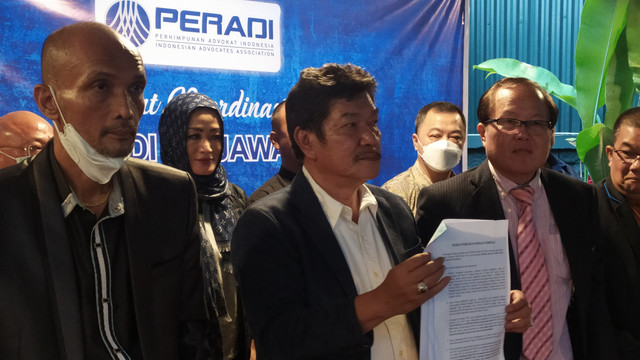 DPC Peradi Jabar ketika menggelar jumpa pers terkait dengan somasi yang dilayangkan pada Hotman Paris di Bandung pada Senin (25/4). Foto: Rachmadi Rasyad/kumparan