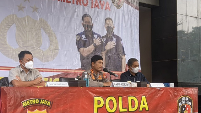 Jumpa pers kasus pengeroyokan Ade Armando di Polda Metro Jaya, Selasa (12/4). Foto: Jonathan Devin/kumparan