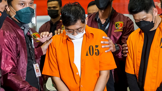 Fakar Suhartami Pratama alias Fakarich (tengah) guru dari Indra Kenz saat dirilis di Bareskrim, Kamis (7/4/2022). Foto: Iqbal Firdaus/kumparan