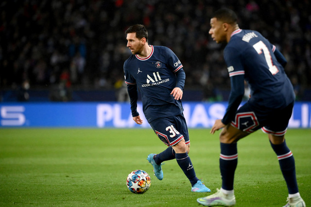 Pemain Paris Saint-Germain (PSG) Lionel Messi berusaha saat melawan Real Madrid pada pertandingan 16 besar Liga Champions di Parc des Princes, Paris, Prancis, Rabu (16/2/2022).
 Foto: FRANCK FIFE / AFP