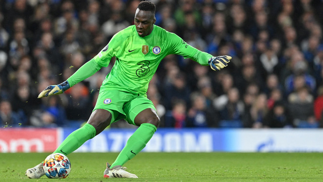 Kiper Chelsea Edouard Mendy saat pertandingan leg pertama babak 16 besar Liga Champions UEFA melawan Lille di stadion Stamford Bridge, London. Foto: Glyn Kirk/ IKIMAGES / AFP