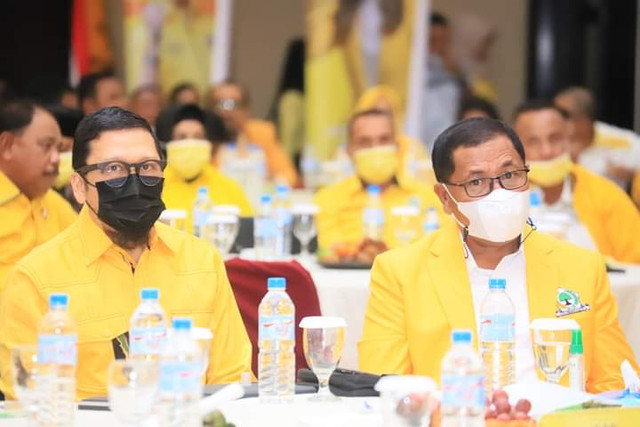 Wakil Ketua Umum Bidang Pemenangan Pemilu Partai Golkar, Ahmad Doli Kurnia Tandjung (kiri) bersama Bupati Halmahera Tengah, Edi Langkara (kanan) dalam Rapimda I Partai Golkar tahun 2020-2025 dan Rekerda tahun 2022, di Hotel Sahid Bela Ternate. Foto: Istimewa