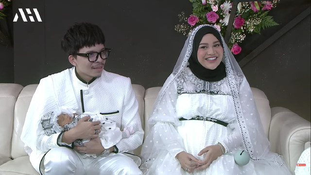 Atta Halilintar dan Aurel Hermansyah di acara akikah Baby Ameena. Foto: Youtube/@AH