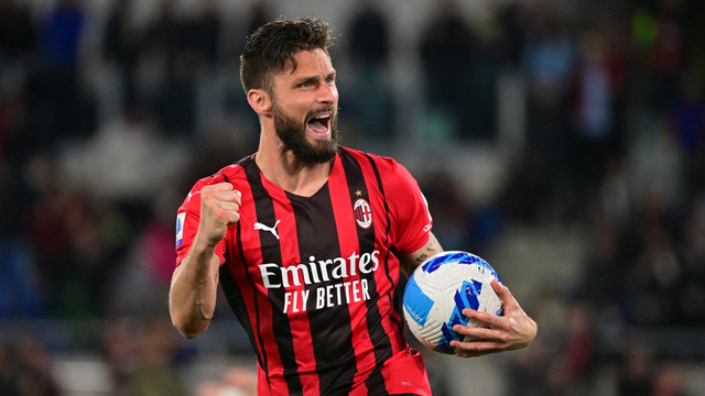 Pemain AC Milan Olivier Giroud merayakan gol pertamanya saat hadapi Lazio di Stadio Olimpico, Roma, Italia, Minggu (24/4/2022). Foto: Alberto Lingria/REUTERS