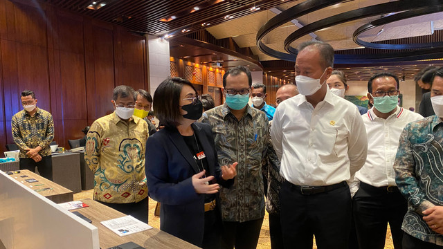 Menperin Agus Gumiwang melihat chromebook karya anak bangsa, Libera Merdeka, di Hotel Sofitel Nusa Dua, Bali. Foto: Nicha Muslimawati/kumparan