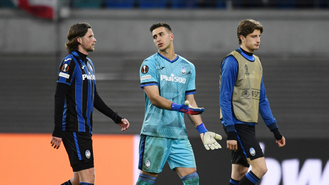 Kiper Atalanta Juan Musso (tengah) terlihat sedih setelah pertandingan melawan Leipzig di Red Bull Arena, Leipzig, Jerman, Kamis (7/4/2022). Foto: Annegret Hilse/REUTERS