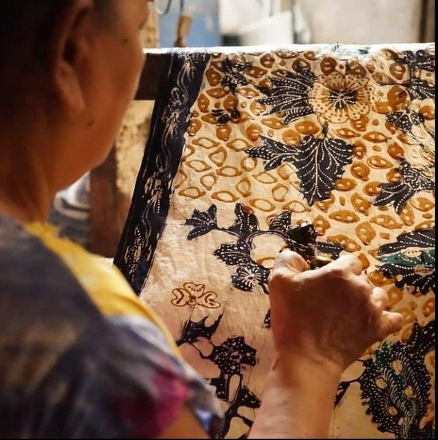 Pengrajin batik tulis di Dusun Jetis (Foto: instagram @banggasidoarjo)
