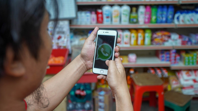 Ilustrasi grup WhatsApp. Foto: Safwan Abd Rahman/Shutterstock