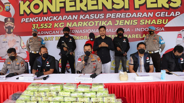 Konferensi pers pengungkapan penyelundupan 31 kg sabu. Foto: Zalfirega/kepripedia.com