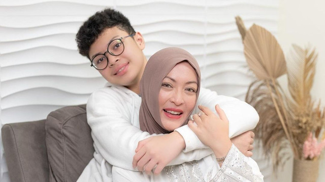 Angelina Sondakh dan Keanu Massaid. Foto: Instagram/@angelinasondakh09