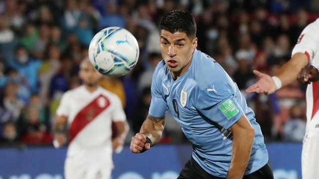 Pemain Uruguay Luis Suarez beraksi saat hadapi Peru, di Estadio Centenario, Montevideo, Uruguay, Kamis (24/3/2022). Foto: Raul Martinez/Pool via Reuters