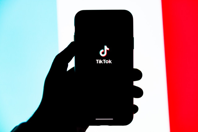 Ilustrasi Cara FYP di TikTok, Foto: Unsplash/Solen Feyissa