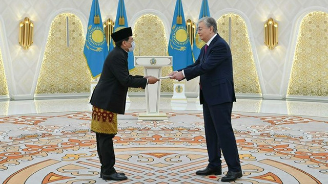Duta Besar RI untuk Kazakhstan Fadjroel Rachman menyerahkan surat kepercayaan kepada Presiden Kazakhstan Kassym-Jomart Tokayev di Nur-Sultan, Kazakhstan, Senin (21/2/2022). Foto: KBRI Nur-Sultan