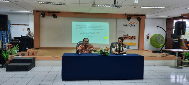 Pakar Komunikasi dan Motivator Nasional, Dr Aqua Dwipayana (kiri) di Bank Mandiri Cabang Palu. Foto: dok