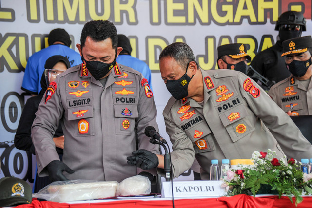 Kapolri Jenderal Pol Listyo Sigit Prabowo (kiri) berbincang dengan Kapolda Jabar Irjen Pol Suntana saat konferensi pers pengungkapan peredaran narkotika jenis sabu di Pusdik Intel Polri, Soreang, Kabupaten Bandung, Jawa Barat, Kamis (24/3/2022). Foto: Raisan Al Farisi/ANTARA FOTO