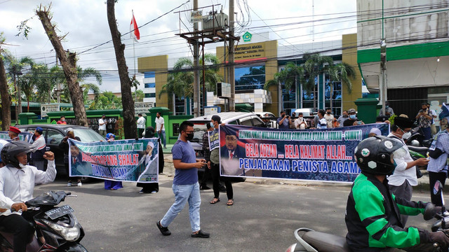 Massa di Medan berunjuk rasa di depan Kemenag Sumut, Jumat (4/3/2022). Foto: Dok. Istimewa