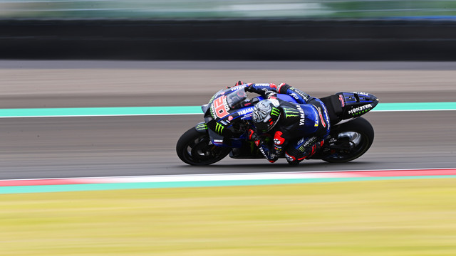 Pembalap Monster Energy Yamaha Fabio Quartararo memacu sepeda motornya pada hari pertama tes pramusim MotoGP 2022 di Pertamina Mandalika International Street Circuit, Lombok Tengah, NTB, Jumat (11/2/2022). Foto: ANTARA FOTO/Andika Wahyu