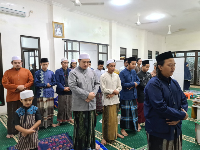 Pelaksanaan salat jemaah di Majelis Raudhatul Ulum Kalideres instagram.com/majelisraudhatululum_
