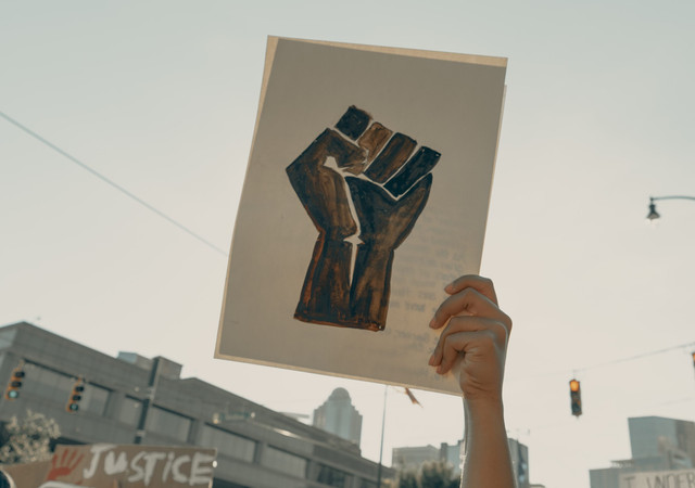 Pendidikan yang hakiki bukanlah administrasi semata, tetapi juga sebuah gerakan militan; di mana guru adalah bagian tidak langsung dari perjuangan melawan penindasan (sumber foto: Clay Banks, Unsplash)