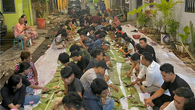 Sahur bareng yang digelar remaja masjid Nurul Huda, Kelurahan Ketang Baru, Kecamatan Singkil, Kota Manado.