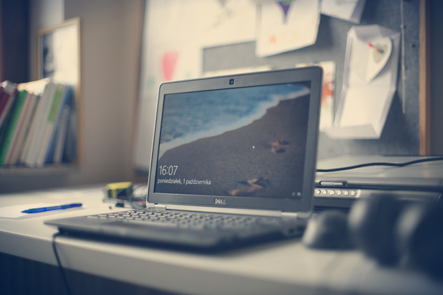 Cara restart laptop dengan keyboard Windows 7, 8, 10. Foto: Adam Sondel/Pexels
