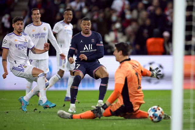 Pemain Paris Saint-Germain (PSG)Kylian Mbappe mencetak gol ke gawang Real Madrid pada pertandingan 16 besar Liga Champions di Parc des Princes, Paris, Prancis, Rabu (16/2/2022).
 Foto: Sarah Meyssonnier/REUTERS