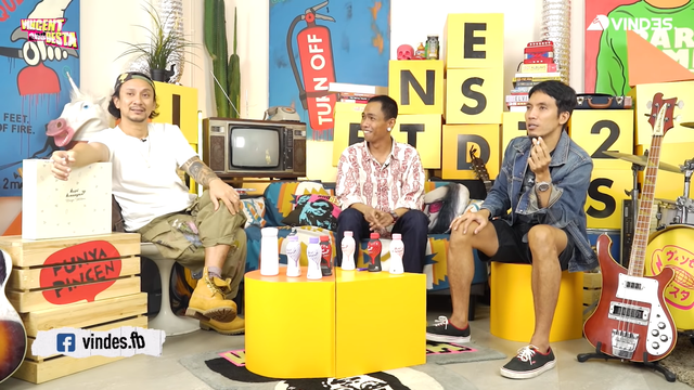 Vokalis Fourtwnty, Ari Lesmana, saat berbincang dengan Vincent dan Desta. Foto: YouTube/Vindes