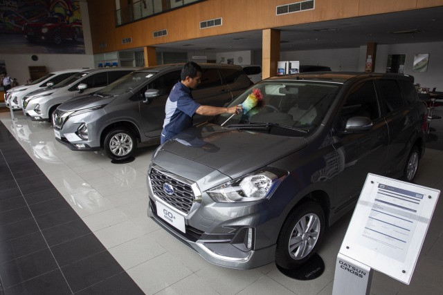 Pegawai membersihkan mobil Datsun Go+ Panca di kawasan Pulo Gadung, Jakarta, Rabu (27/11). Foto: ANTARA FOTO/Dhemas Reviyanto