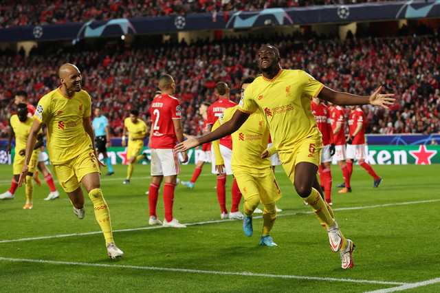 Selebrasi pemain Liverpool Ibrahima Konate usai mencetak gol ke gawang Benfica pada pertandingan leg pertama perempat final Liga Champions di Estadio da Luz, Lisbon, Portugal. Foto: Matthew Childs/REUTERS