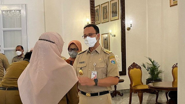 ASN Pemprov DKI Jakarta mengantre untuk halal bi halal bersama Gubernur Anies Baswedan di Pendopo Balai Kota DKI Jakarta, Senin (9/5/2022). Foto: Haya Syahira/kumparan