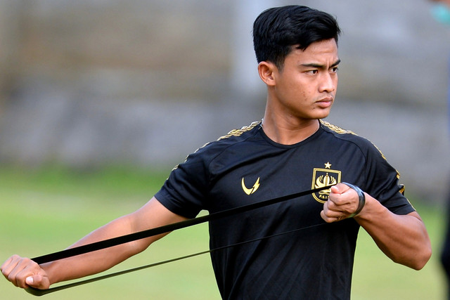 Pesepak bola Pratama Arhan mengikuti sesi latihan bersama tim PSIS Semarang di Lapangan Trisakti, Legian, Badung, Sabtu (19/2/2022). Foto: Fikri Yusuf/ANTARA FOTO