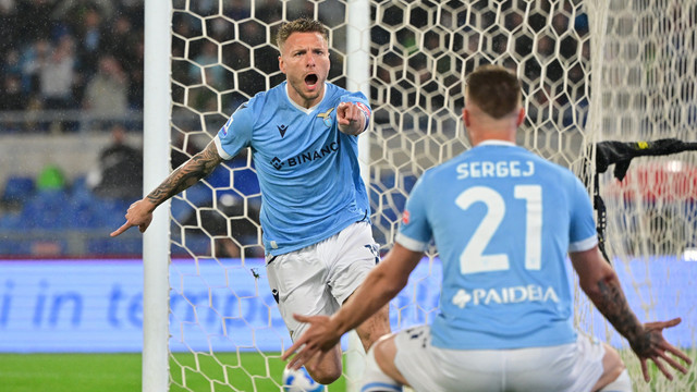 Pemain Lazio Ciro Immobile merayakan gol pertama mereka bersama Sergej Milinkovic-Savic dan rekan satu timnya saat hadapi AC Milan di Stadio Olimpico, Roma, Italia, Minggu (24/4/2022). Foto: Alberto Lingria/REUTERS